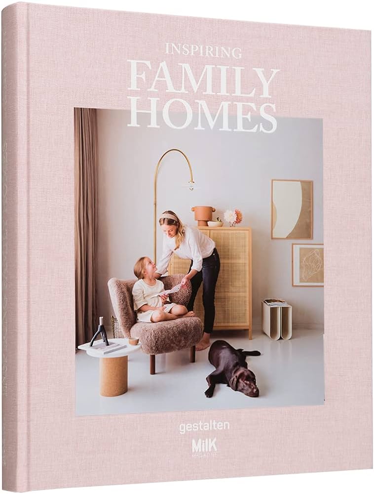כריכת הספר "עיצוב בתים משפחתיים" מאת Fine Lab Home, המציגה סלון מודרני ונעים עם אישה, ילד על כיסא וכלב על הרצפה — המדגישה עיצוב מסוגנן וידידותי למשפחה.