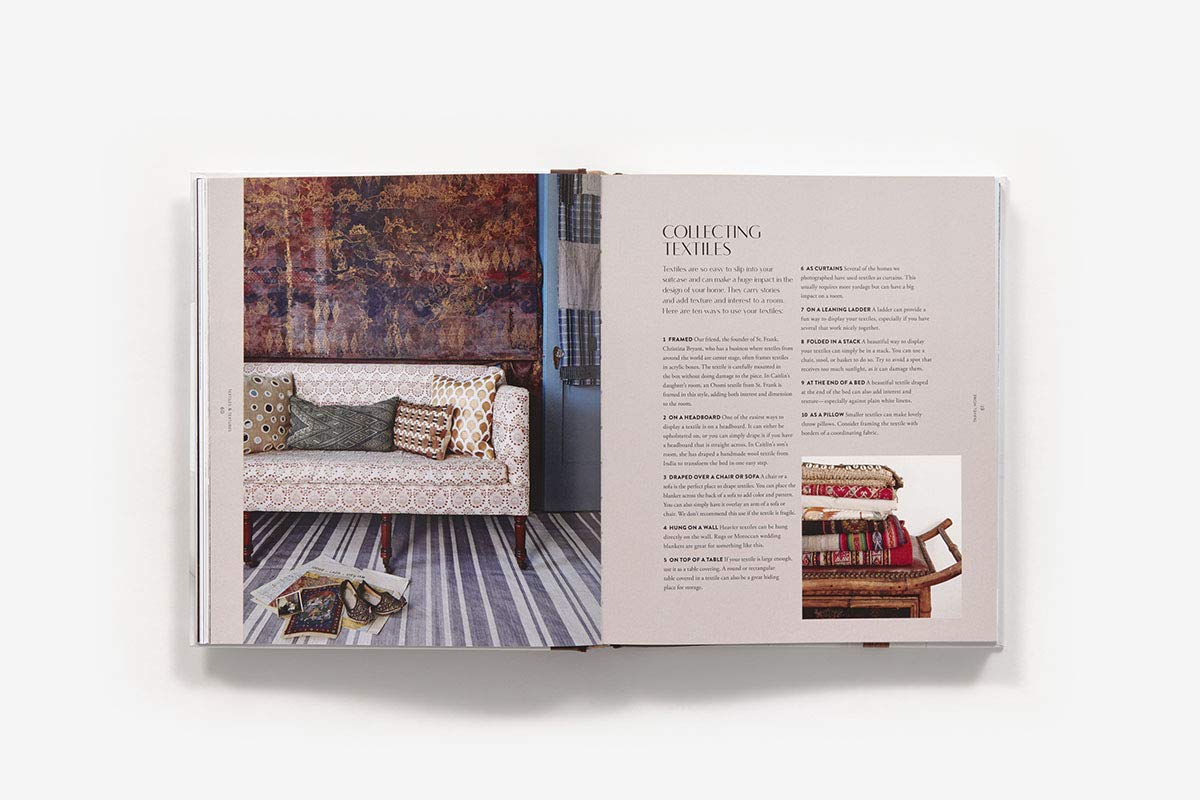 פתח את ספר עיצוב travel home מאת Fine Lab Home כדי לראות ספה מעוצבת בצד שמאל וטקסט על איסוף טקסטיל — עם תמונה של בד — בצד ימין, אידיאלי לחובבי עיצוב הבית שאוהבים סגנון גלובלי.