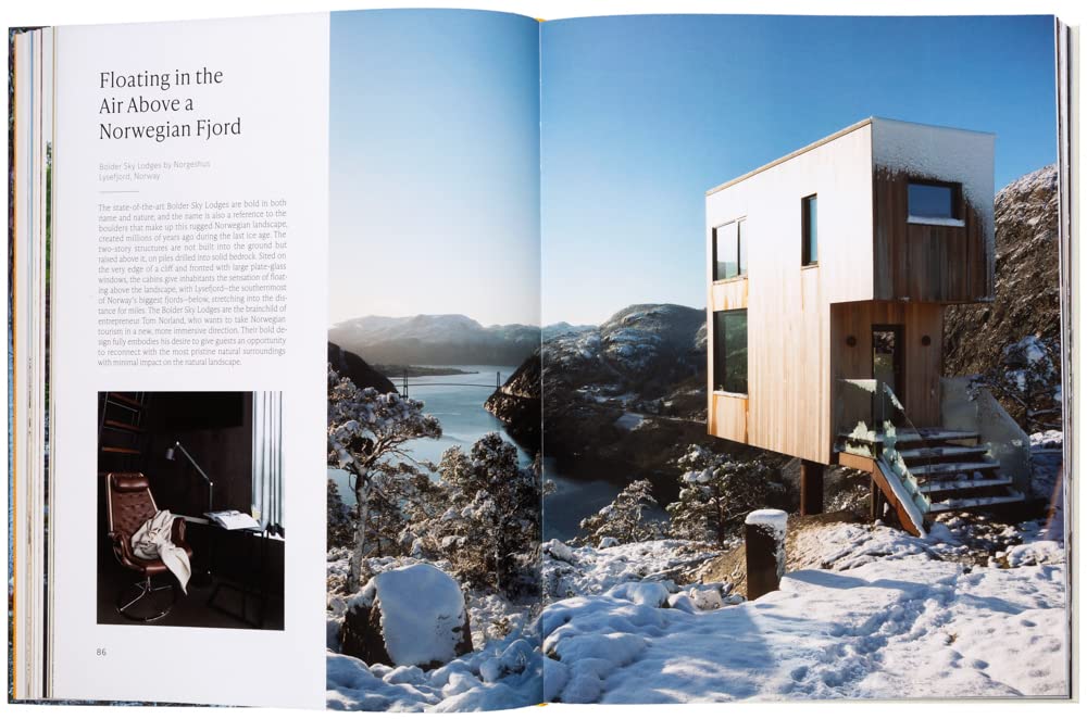 בקתה עץ מודרנית הניצבת על צוק מיוער משקיפה על הים. הכיתוב על הכריכה: "ספר עיצוב cabin fever" מאת Fine Lab Home — חובה לכל חובבי הבקתות המחפשים בקתות, צריפים ומקומות מסתור קסומים.