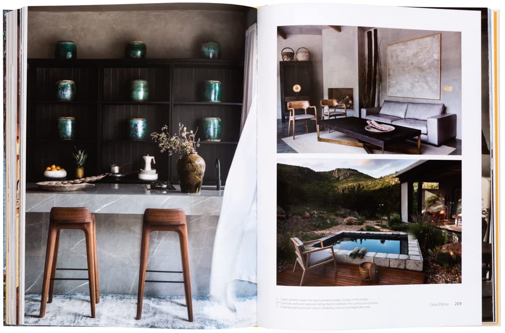 בקתה עץ מודרנית הניצבת על צוק מיוער משקיפה על הים. הכיתוב על הכריכה: "ספר עיצוב cabin fever" מאת Fine Lab Home — חובה לכל חובבי הבקתות המחפשים בקתות, צריפים ומקומות מסתור קסומים.