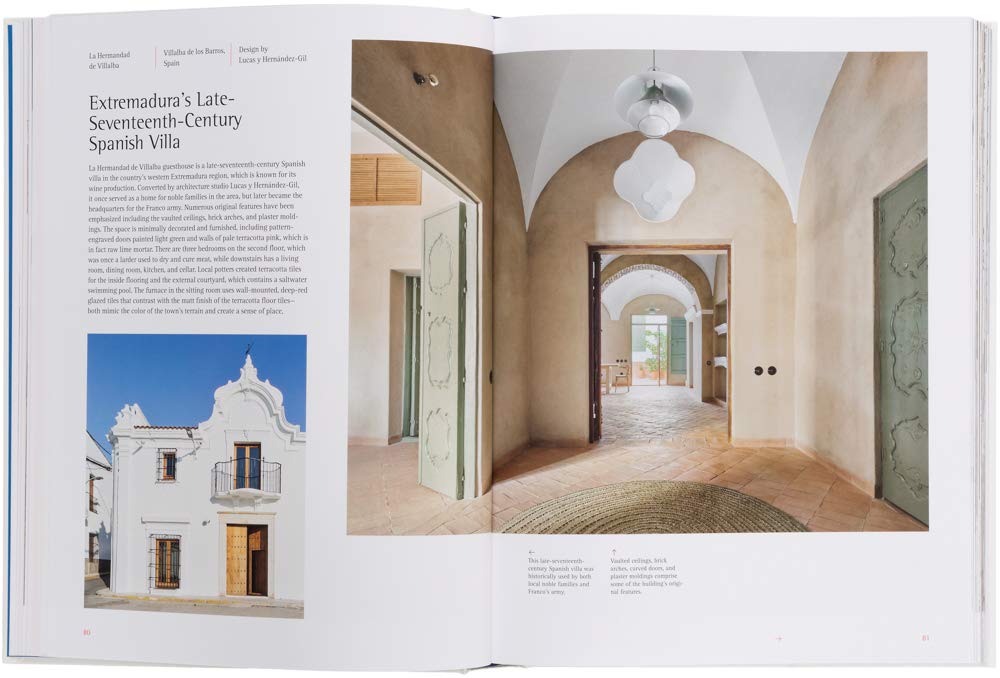 ספר פתוח מתוך ספר העיצוב של Fine Lab Home, "הים התיכון החדש", עם טקסט על הווילה הספרדית באקסטראמדורה (משמאל) ותמונות של עיצוב ים תיכוני, דלתות מקושתות וחללי פנים מינימליסטיים וחמימים (מימין).