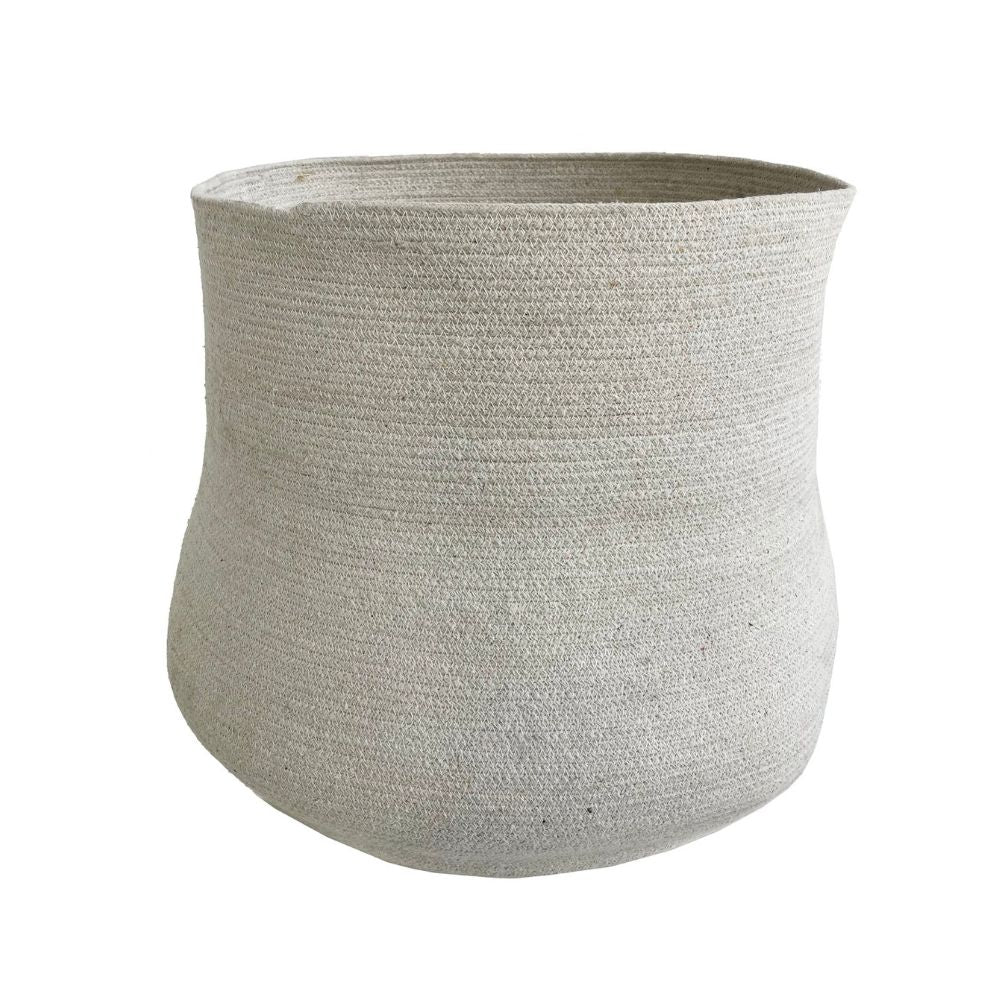 שתי סלסלות סל חבל כותנה לבן מבית Fine Lab Home, הזמינות בשני גדלים, מוצגות זו לצד זו על רקע לבן חלק.