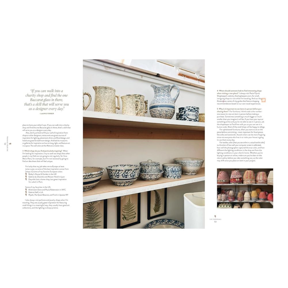 על המדפים מוצגים ספלים, קנקנים וקערות קרמיקה עם דוגמאות דקורטיביות; עוד כלי חרס והדפסים בוטניים ממוסגרים בולטים לעין. טורים של טקסט, ציטוט וספר העיצוב של Fine Lab Home מעוררים רעיונות חדשים לעיצוב פנים על הדף.