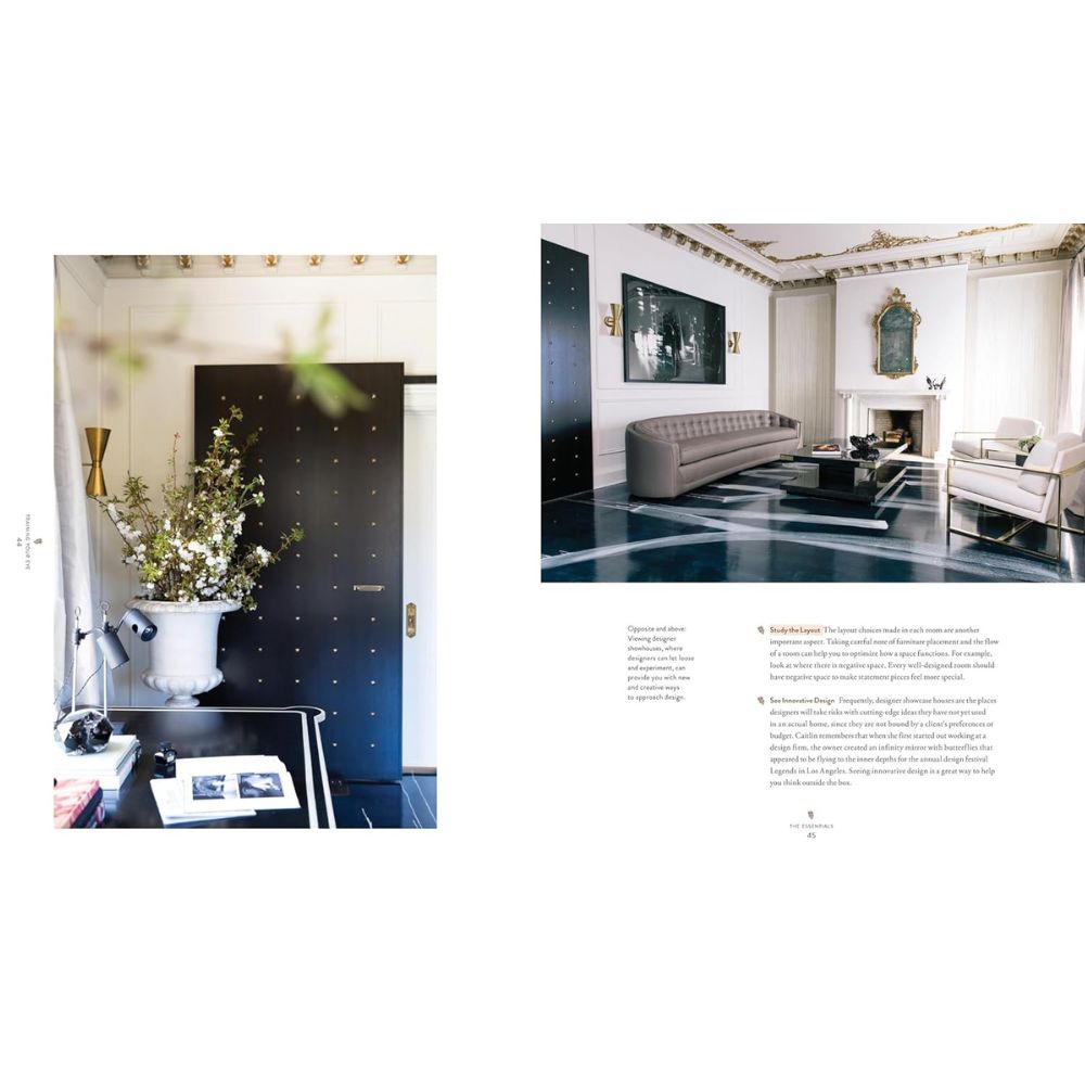 סלון מודרני עם ריהוט ניטרלי, אח דקורטיבי, יצירות אמנות נועזות ופרחים באגרטל לבן — השראה מושלמת מתוך "ספר עיצוב the essentials" של Fine Lab Home לכל מדריך עיצוב הבית.