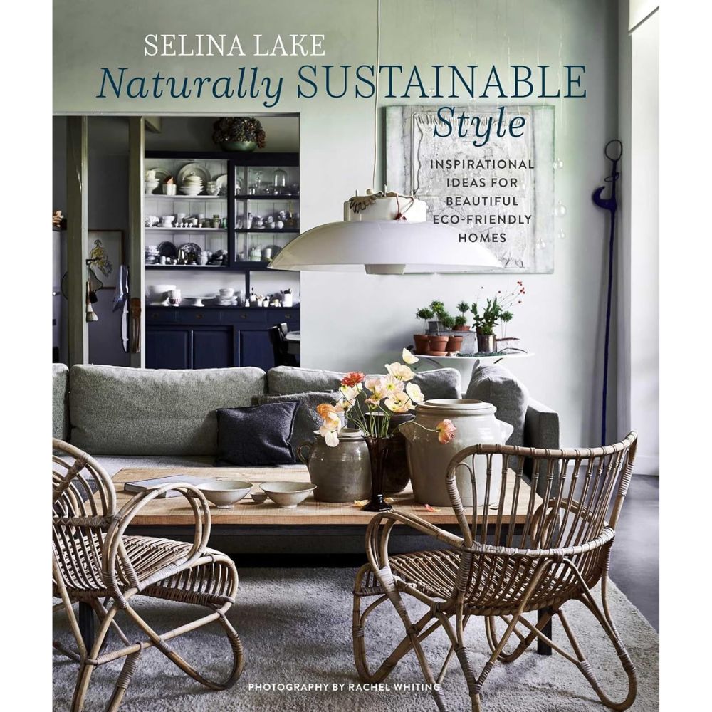 כריכת הספר "עיצוב טבעי בר קיימא" מאת Fine Lab Home, המציגה סלון מודרני עם כיסאות קש, ספה אפורה ועיצוב ידידותי לסביבה המתמקד בעיצוב בית אקולוגי וחומרים טבעיים.