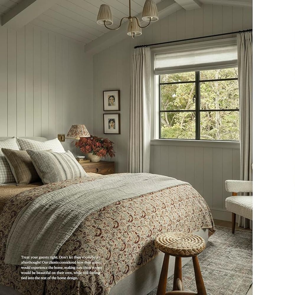 חדר שינה נעים עם כיסוי מיטה מעוצב וקירות ניטרליים, מואר באור טבעי רך — חלל מזמין בהשראת עיצוב פנים בסגנון אמבר לואיס, בהשתתפות ספר עיצוב call it home מבית Fine Lab Home.