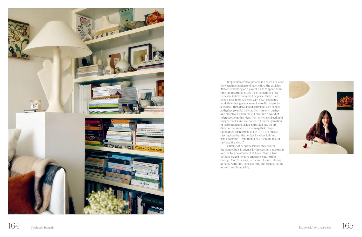 חדר שינה מודרני עם קירות בטון, מיטה לבנה, שטיחים צבעוניים וחלונות מהרצפה עד התקרה; הכיתוב "SANCTUARY" מוטבע. בהשראת ספר עיצוב sanctuary מ-Fine Lab Home—אסתטיקה לבית בתים מעוררי השראה.