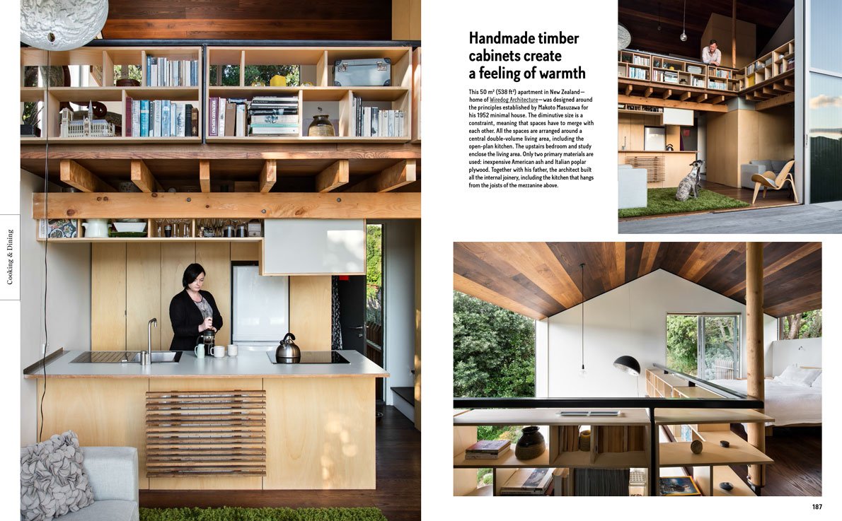 מטבח מודרני עם ארונות עץ, מדפים פתוחים, אחסון חכם ולופט נעים עם ספרים וצמחים — עיצוב פנים לחללים קטנים, בהשראת הספר "עיצוב בתים קטנים, חיים גדולים" של Fine Lab Home.