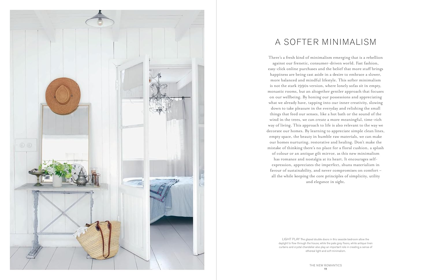הספר עיצוב The Romantic Minimalist: Simple Homes with Soul מאת Fine Lab Home כולל עטיפה נעימה עם שרפרף, סידור פרחים, צדף, ספה ונברשת. מחברים: אטלנטה ברטלט ודייב קוט.