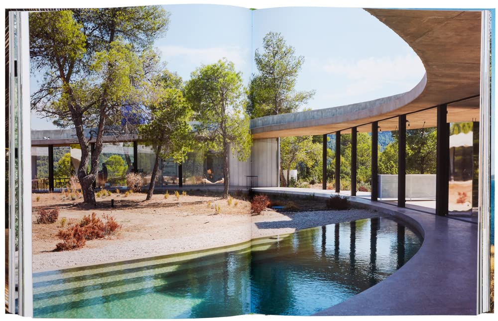 הספר עיצוב sublime hideaways מאת Fine Lab Home מציג פינת ישיבה חיצונית מוארת בשמש עם אדם אחד תחת פרגולה מעץ על הכריכה.