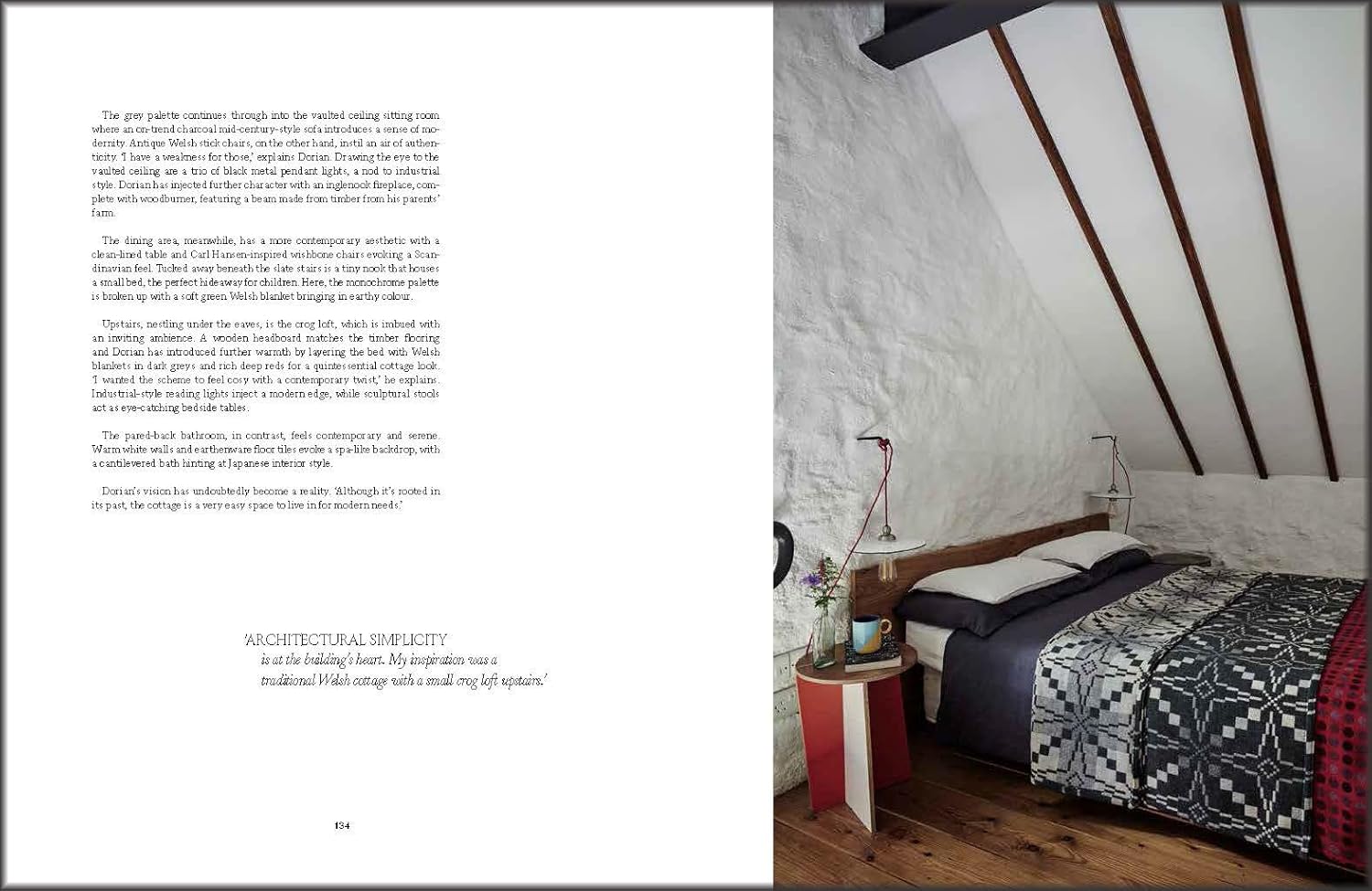 חדר שינה נעים עם קירות אבן לבנים ותקרת קורות עץ משופעת משקף את עיצוב רוסטיקלי, בהשראת ספר העיצוב Living in New Rustic Style של Fine Lab Home, ויוצר אווירה כפרית-מודרנית מקסימה.