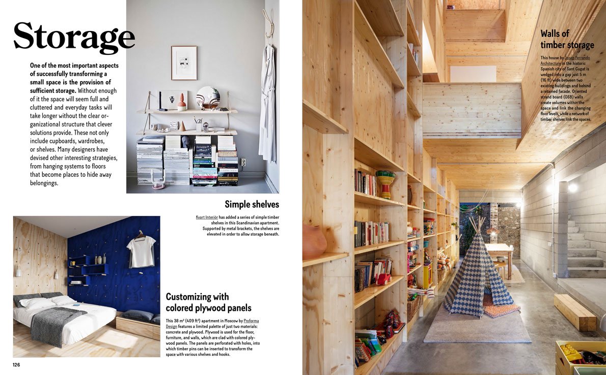 בכתבה בת שני עמודים במגזין מוצגים פתרונות אחסון חכמים בהשראת ספר העיצוב small homes grand living של Fine Lab Home, עם מדפים מעוצבים, חדר קירות עץ עם אחסון מובנה ואוהל משחק – השראה מושלמת לעיצוב פנים לחללים קטנים.