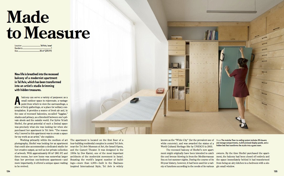 אישה חושפת מיטה נסתרת בדירה מינימליסטית עם קירות בהירים, ארונות מובנים וחלונות גדולים — המדגישה את עיצוב פנים לחללים קטנים מתוך ספר העיצוב Small Homes Grand Living מאת Fine Lab Home.