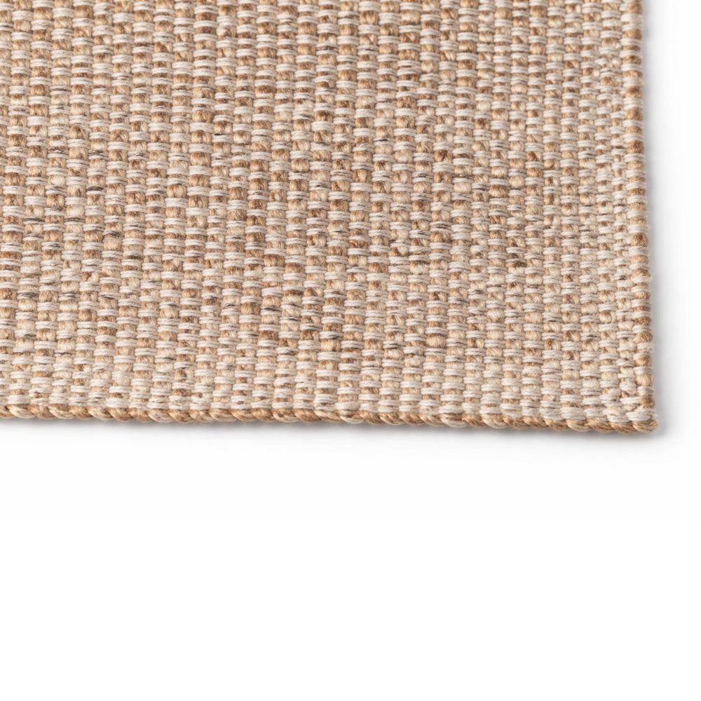 תקריב של שטיח בונדי חבל וכותנה מבית Fine Lab Home, המדגיש את מרקמו הייחודי ואת פינותיו המעוצבות. שטיח טבעי זה מוסיף חמימות וסגנון לכל סלון.