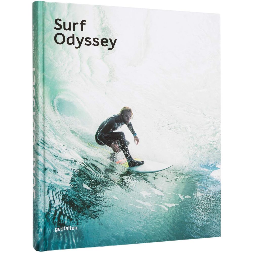 ספר העיצוב surf odyssey מבית Fine Lab Home הוא ספר כריכה קשה עם כריכת גולש, החוגג את תרבות הגלישה והרפתקאות הספורט.