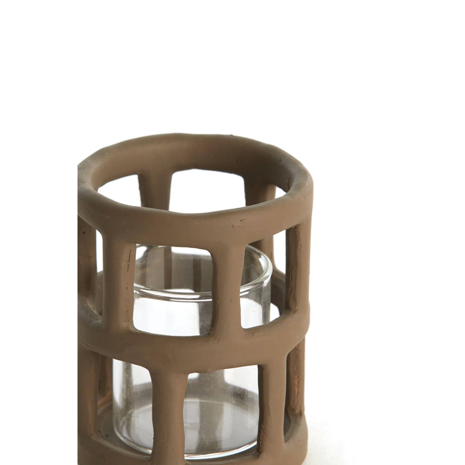 כלי לנר טי־לייט בגוון חום כהה עם מבנה גאומטרי וכוס זכוכית מבט מקרוב