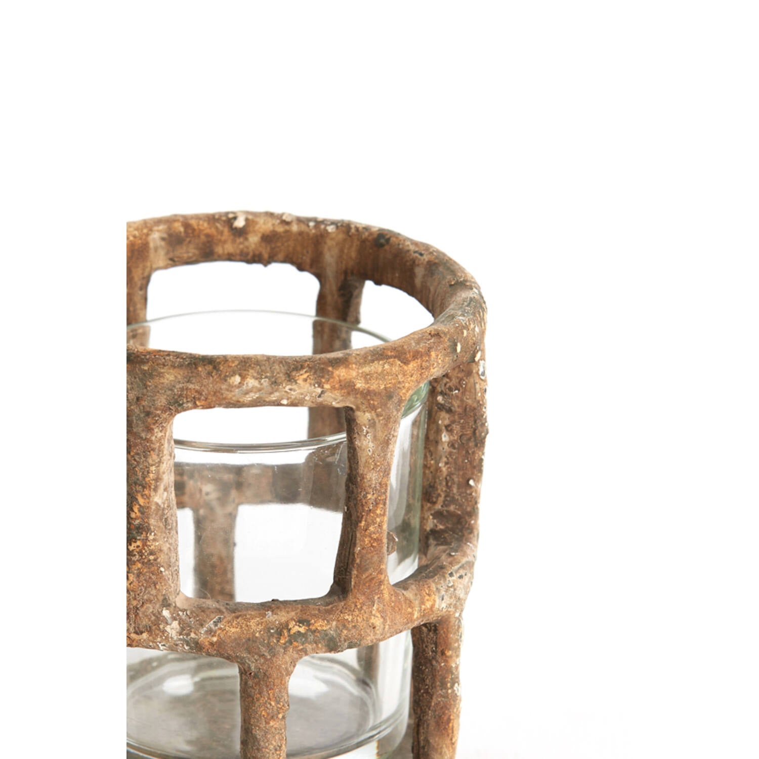 כלי לנר טי־לייט בגוון חום עתיק עם מבנה גאומטרי וטקסטורה מחוספסת מבט מקרוב