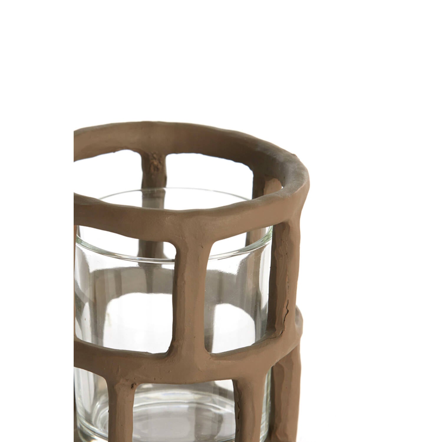 כלי לנר טי־לייט בגוון חום עתיק עם מבנה גאומטרי וכוס זכוכית מבט מקרוב