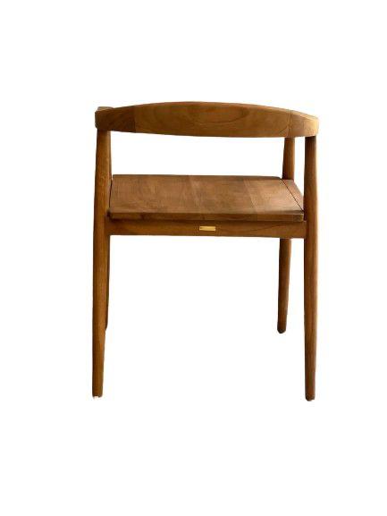הכיסא טיק של Fine Lab Home הוא כיסא עץ עם משענת גב מעוקלת וארבע רגליים מחודדות, בסגנון מינימליסטי של אמצע המאה. אידיאלי כריהוט גן או ככסא מעץ טיק לחללים חיצוניים.