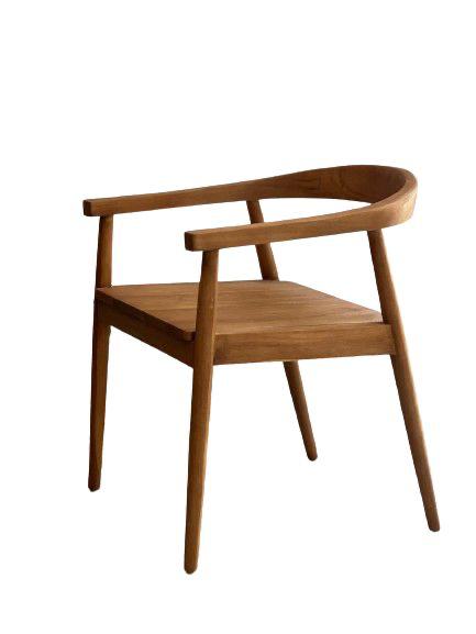 הכיסא טיק של Fine Lab Home הוא כיסא עץ עם משענת גב מעוקלת וארבע רגליים מחודדות, בסגנון מינימליסטי של אמצע המאה. אידיאלי כריהוט גן או ככסא מעץ טיק לחללים חיצוניים.