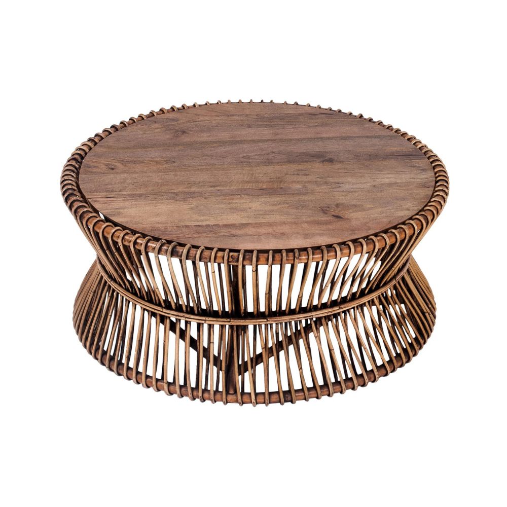 שולחן עגול מעץ מנגו וראטן מבית Fine Lab Home, עם משטח עץ ובסיס ראטן קלוע פתוח, מושלם כשולחן סלון בעבודת יד, מוצג על רקע לבן.