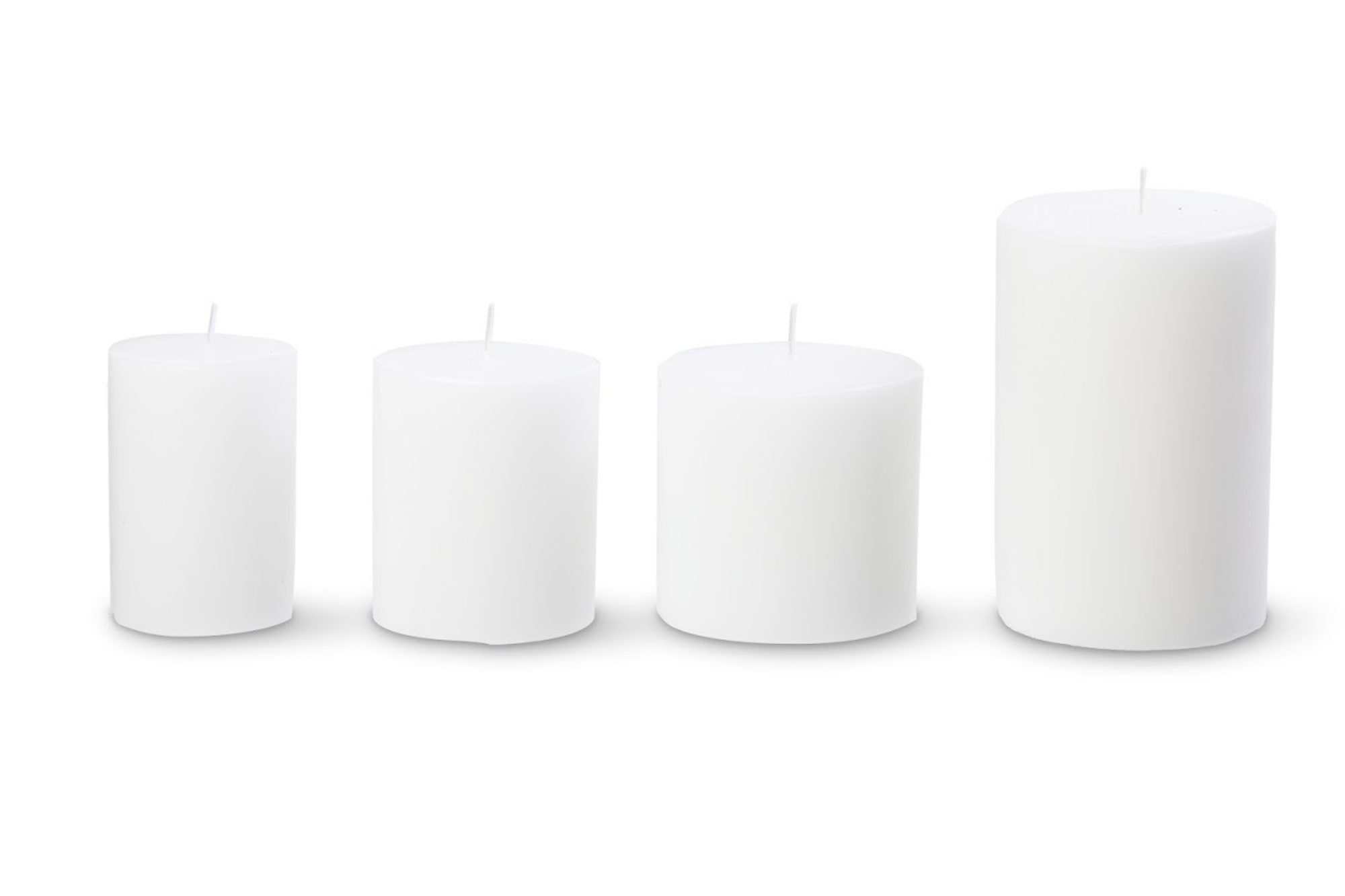 ארבעה נרות גליל לבן של Fine Lab Home בגבהים שונים, מסודרים בשורה על רקע לבן, מושלמים לעיצוב הבית.