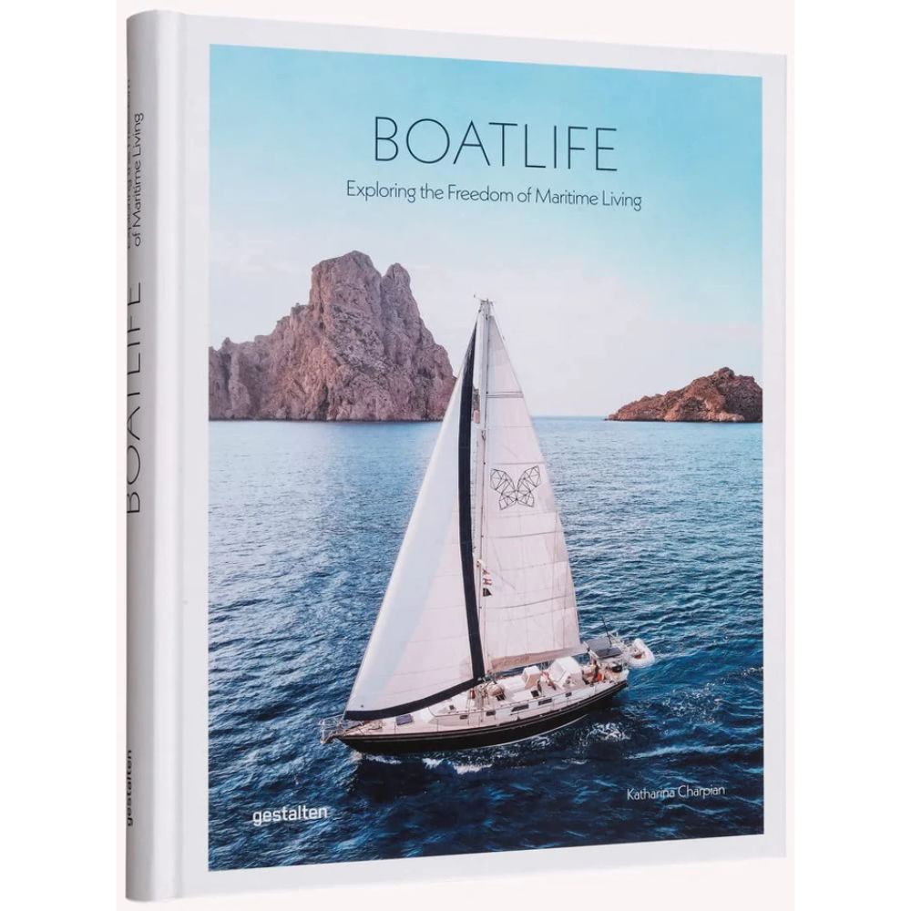 ספר העיצוב boatlife מבית Fine Lab Home מציג השראה לחיים נוודיים על המים, עם תמונות של סירות מפרש בין איים סלעיים – מושלם לאוהבי מסעות וסגנון חיים ימי.