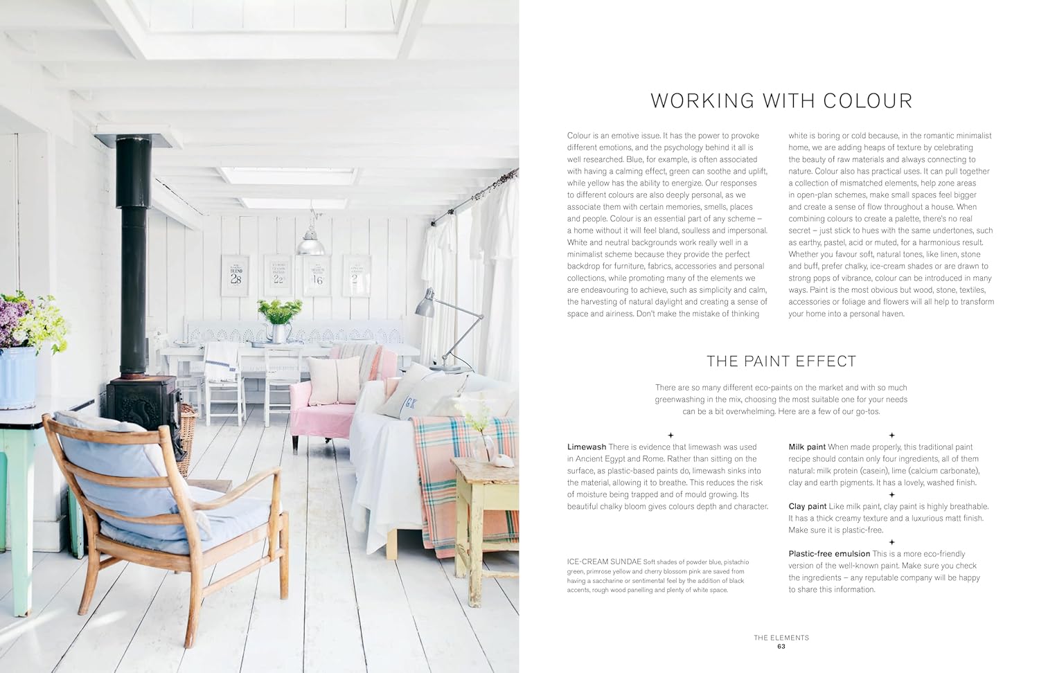 הספר עיצוב The Romantic Minimalist: Simple Homes with Soul מאת Fine Lab Home כולל עטיפה נעימה עם שרפרף, סידור פרחים, צדף, ספה ונברשת. מחברים: אטלנטה ברטלט ודייב קוט.