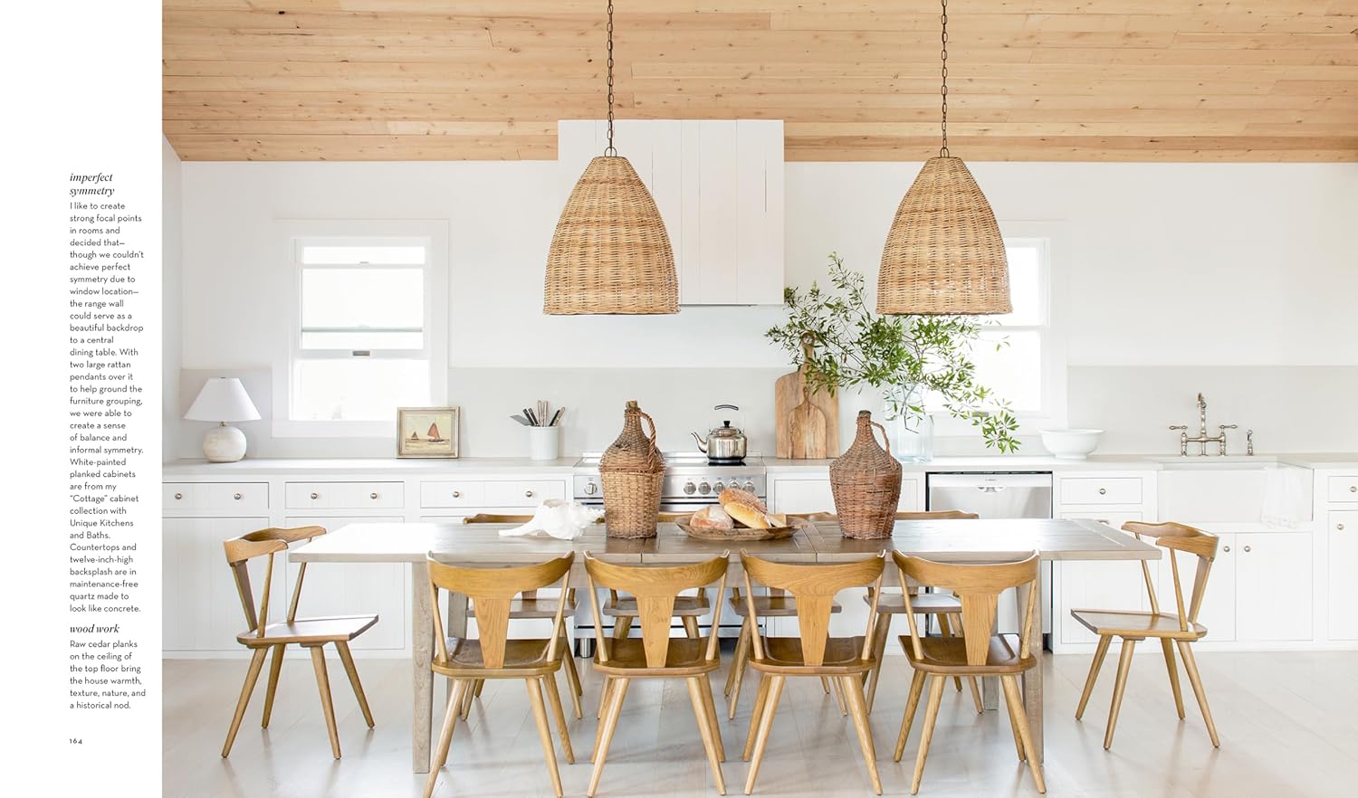 כריכת הספר "עיצוב חוף הים" מאת Fine Lab Home, המציגה סלון מואר עם קירות עץ, עיצוב ניטרלי וחלונות גדולים עם צמחייה – מושלם לאוהבי ספרים לעיצוב.