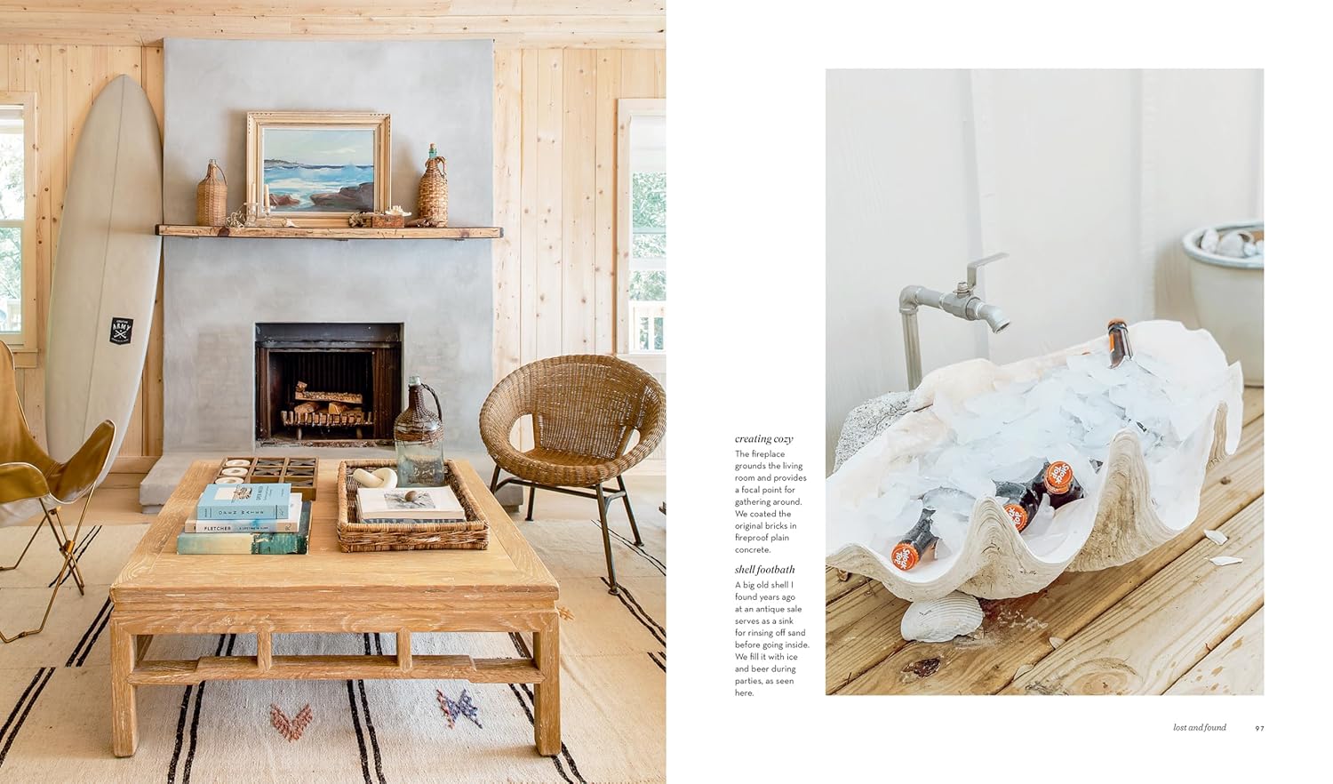 כריכת הספר "עיצוב חוף הים" מאת Fine Lab Home, המציגה סלון מואר עם קירות עץ, עיצוב ניטרלי וחלונות גדולים עם צמחייה – מושלם לאוהבי ספרים לעיצוב.