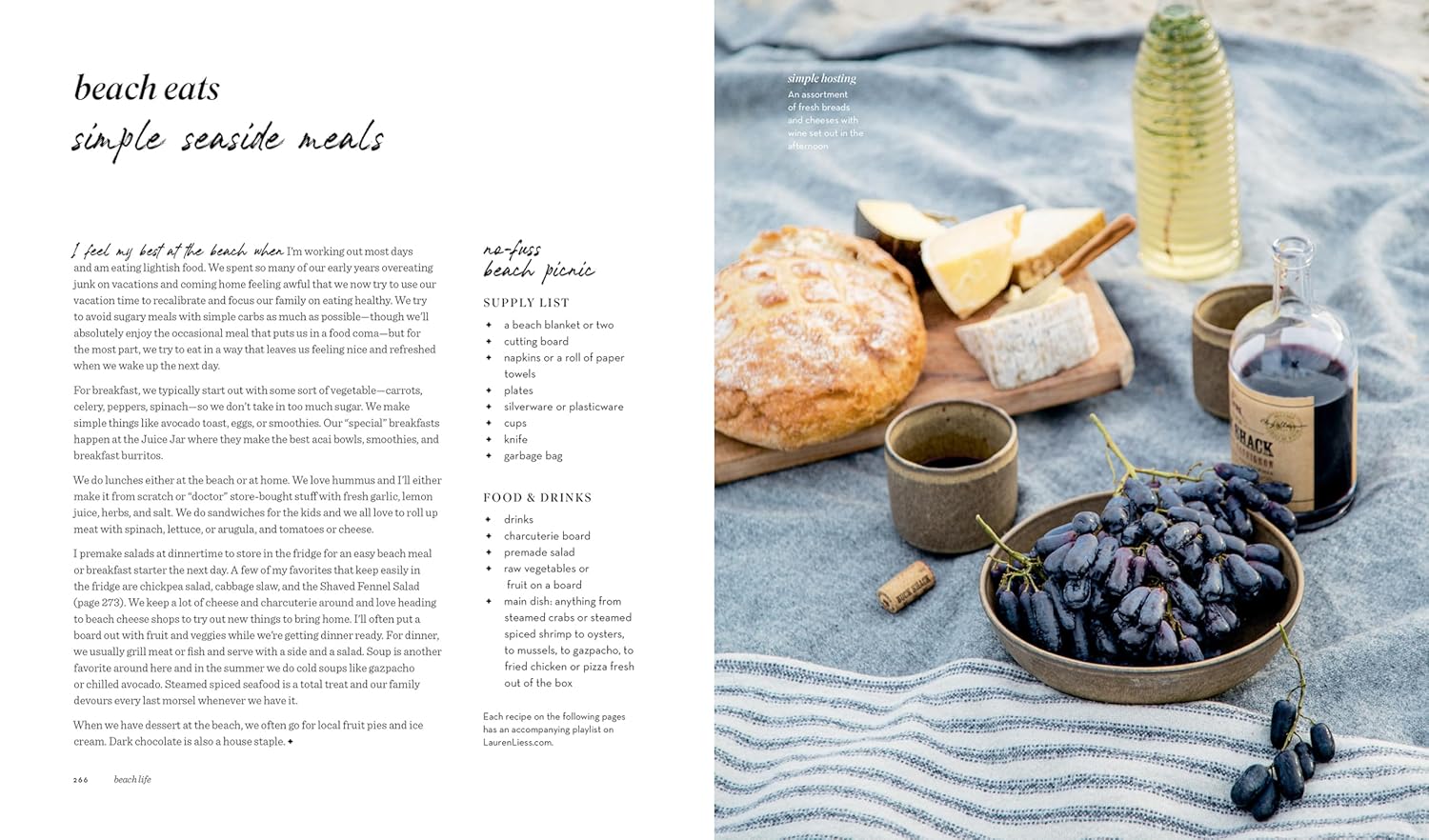 כריכת הספר "עיצוב חוף הים" מאת Fine Lab Home, המציגה סלון מואר עם קירות עץ, עיצוב ניטרלי וחלונות גדולים עם צמחייה – מושלם לאוהבי ספרים לעיצוב.