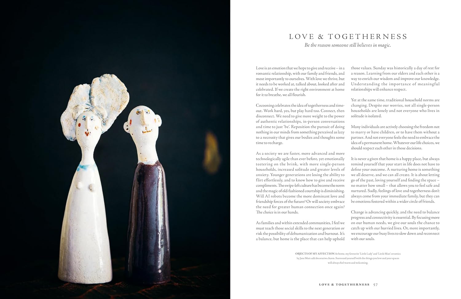 עטיפת הספר "עיצוב קוקון" של Fine Lab Home מציגה סלון נעים עם עיצוב ניטרלי, תמונות ממוסגרות וחלונות גדולים המדגישים את היופי הטבעי.