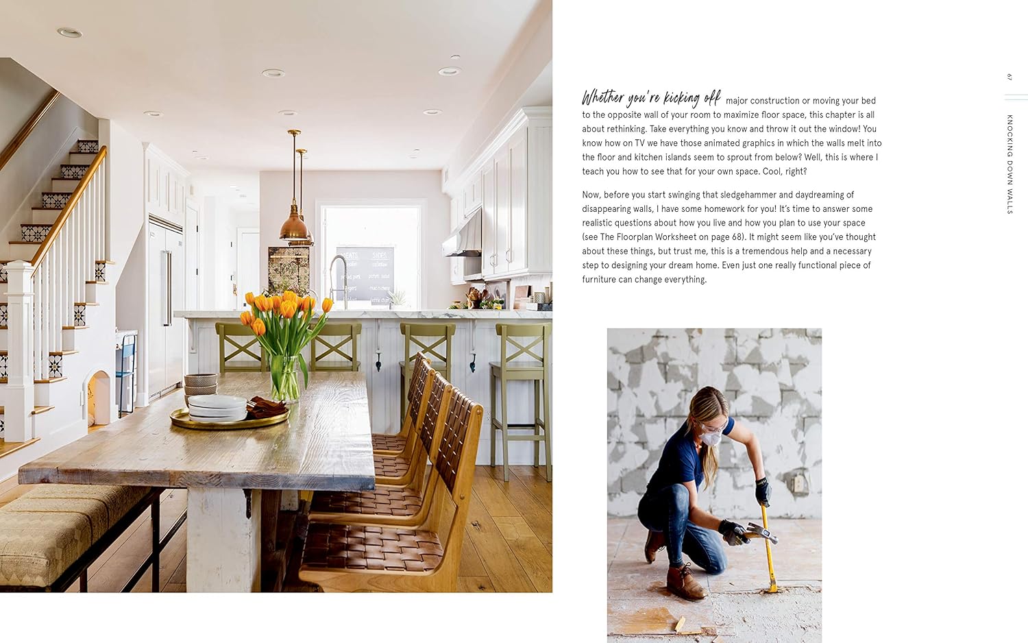 חדר רחצה מודרני עם כיורים כפולים, ארונות כהים, מראות, מגבות מגולגלות, שידה מרכזית, שטיחים אדומים, שרפרף כחול וצמחים – תמונה שנלקחה היישר מתוך סיפור הבית בספר העיצוב של Fine Lab Home.