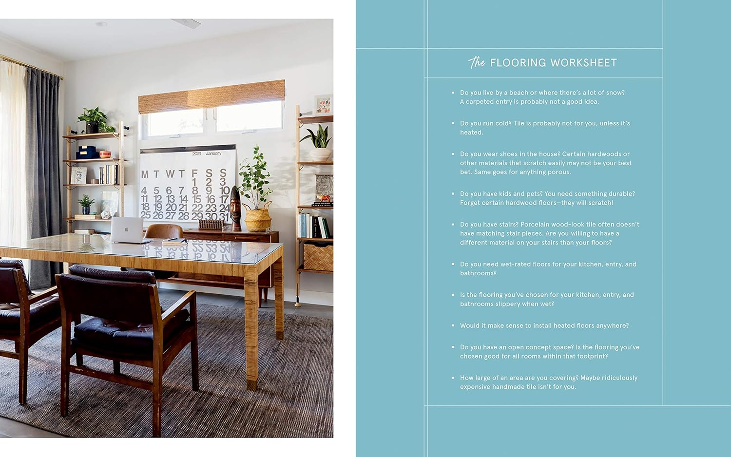 חדר רחצה מודרני עם כיורים כפולים, ארונות כהים, מראות, מגבות מגולגלות, שידה מרכזית, שטיחים אדומים, שרפרף כחול וצמחים – תמונה שנלקחה היישר מתוך סיפור הבית בספר העיצוב של Fine Lab Home.