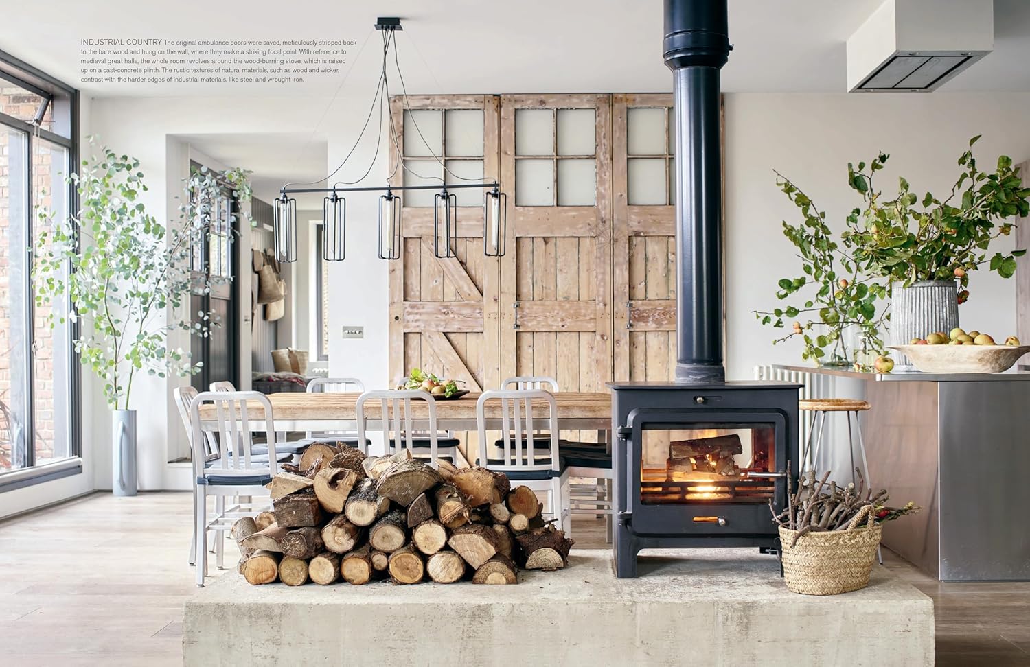 הספר עיצוב The Romantic Minimalist: Simple Homes with Soul מאת Fine Lab Home כולל עטיפה נעימה עם שרפרף, סידור פרחים, צדף, ספה ונברשת. מחברים: אטלנטה ברטלט ודייב קוט.