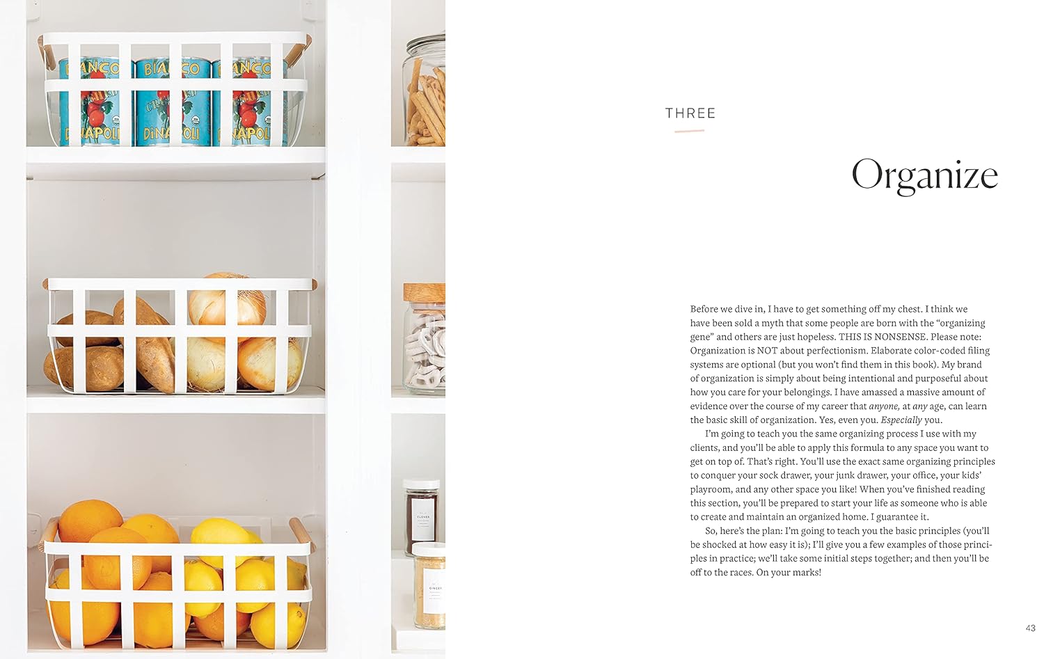 ספר עיצוב מינימליסטי מבית Fine Lab Home — כריכה עם עיצוב מינימלי: ספסל, כריות, סלסלה, תמונה ותאורה תלויה. השראה לארגון ושדרוג הבית בסגנון מינימליסטי.