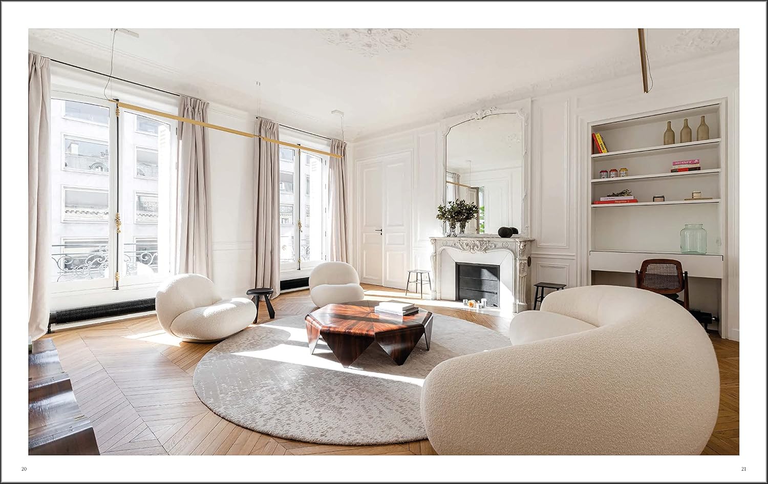 סלון ופינת אוכל בגוונים ניטרליים עם ריהוט מודרני, שולחן עץ וכסאות בצבע בז' – דוגמה מתוך ספר עיצוב להבנת אלגנטיות מאת Fine Lab Home, המופיעה תחת הכותרת "אלגנטיות מאופקת: חיים עירוניים חדשים".