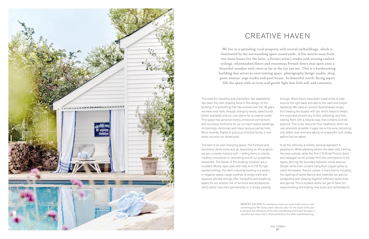 הספר עיצוב The Romantic Minimalist: Simple Homes with Soul מאת Fine Lab Home כולל עטיפה נעימה עם שרפרף, סידור פרחים, צדף, ספה ונברשת. מחברים: אטלנטה ברטלט ודייב קוט.