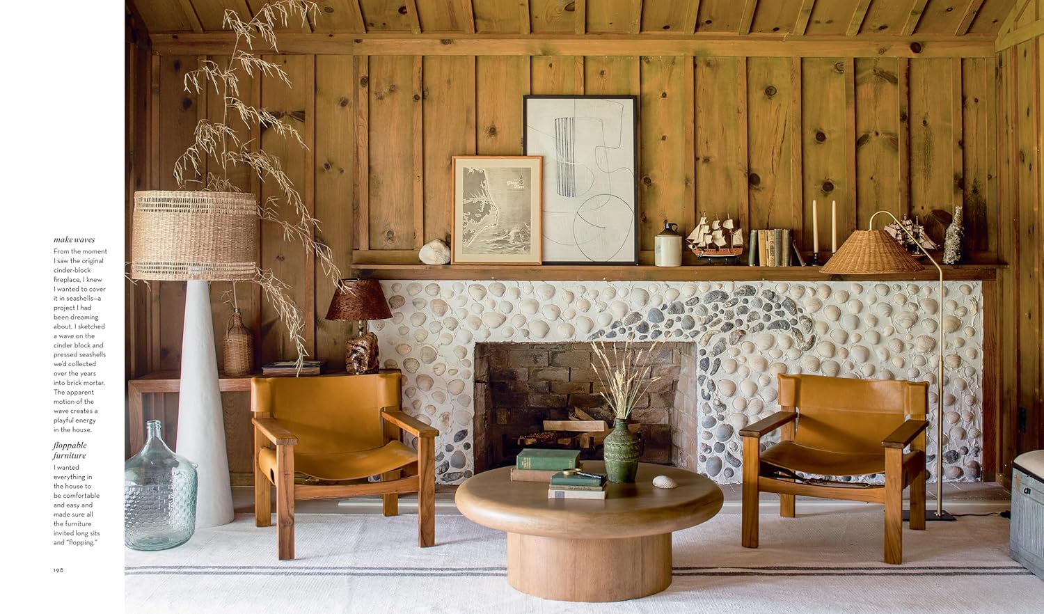 כריכת הספר "עיצוב חוף הים" מאת Fine Lab Home, המציגה סלון מואר עם קירות עץ, עיצוב ניטרלי וחלונות גדולים עם צמחייה – מושלם לאוהבי ספרים לעיצוב.