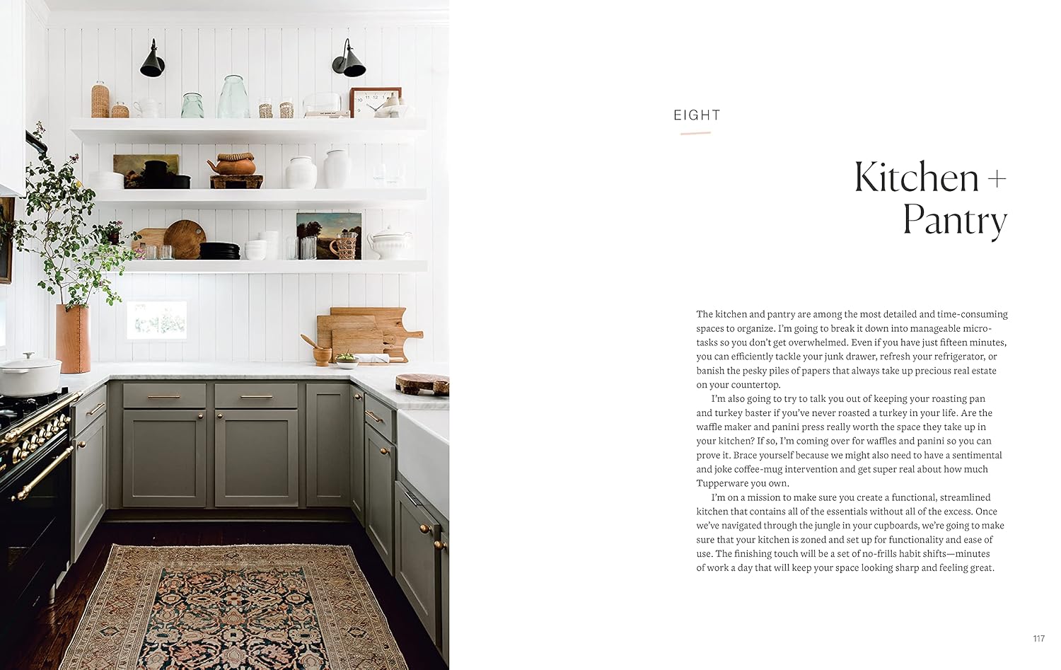 ספר עיצוב מינימליסטי מבית Fine Lab Home — כריכה עם עיצוב מינימלי: ספסל, כריות, סלסלה, תמונה ותאורה תלויה. השראה לארגון ושדרוג הבית בסגנון מינימליסטי.