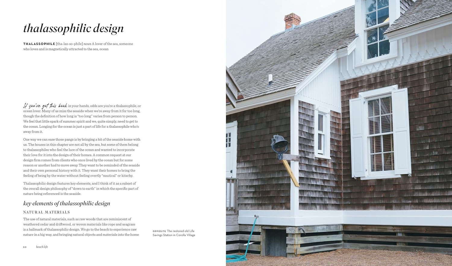 כריכת הספר "עיצוב חוף הים" מאת Fine Lab Home, המציגה סלון מואר עם קירות עץ, עיצוב ניטרלי וחלונות גדולים עם צמחייה – מושלם לאוהבי ספרים לעיצוב.