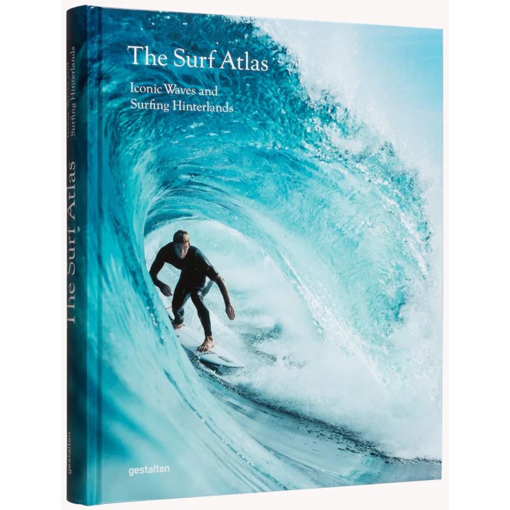 הספר ספר עיצוב the surf atlas מבית Fine Lab Home כולל כריכה מרהיבה של גולש בגל ענק, והוא מושלם לחובבי גלישה והרפתקאות בים.