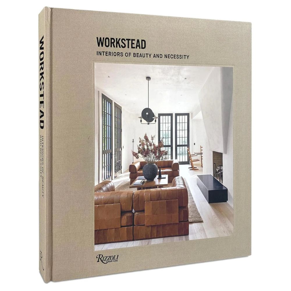 עטיפת הספר "עיצוב workstead" של Fine Lab Home מציגה סלון מודרני ומסוגנן עם ספות עור ועיצוב פנים מינימליסטי.