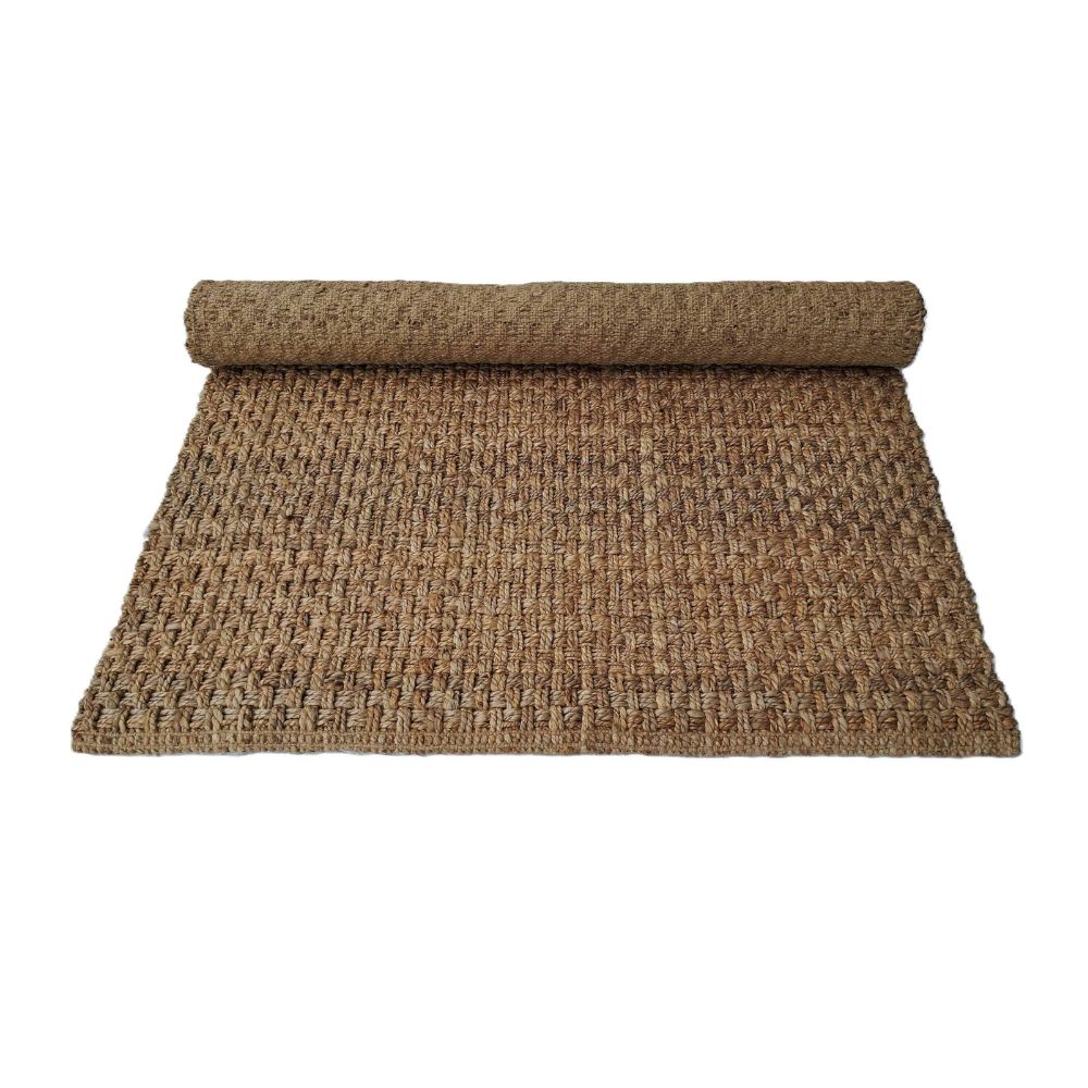 שטיח יוטה ארוג מלבני מבית Fine Lab Home, "שטיח חבל - גבע", בעל מרקם חום טבעי — בחירה ידידותית לסביבה המוסיפה קסם כפרי לכל חלל.