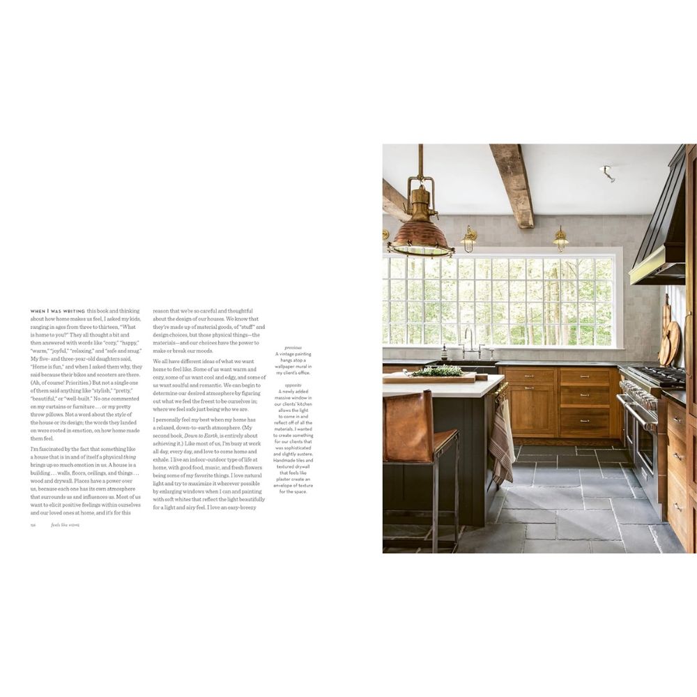 מגזין עם מאמר מצד אחד ותמונה מסוגננת של מטבח מצד שני, בהשראת ספר עיצוב, מרגיש כמו בית מ-Fine Lab Home — מושלם לחובבי עיצוב הבית וקישוט הבית.