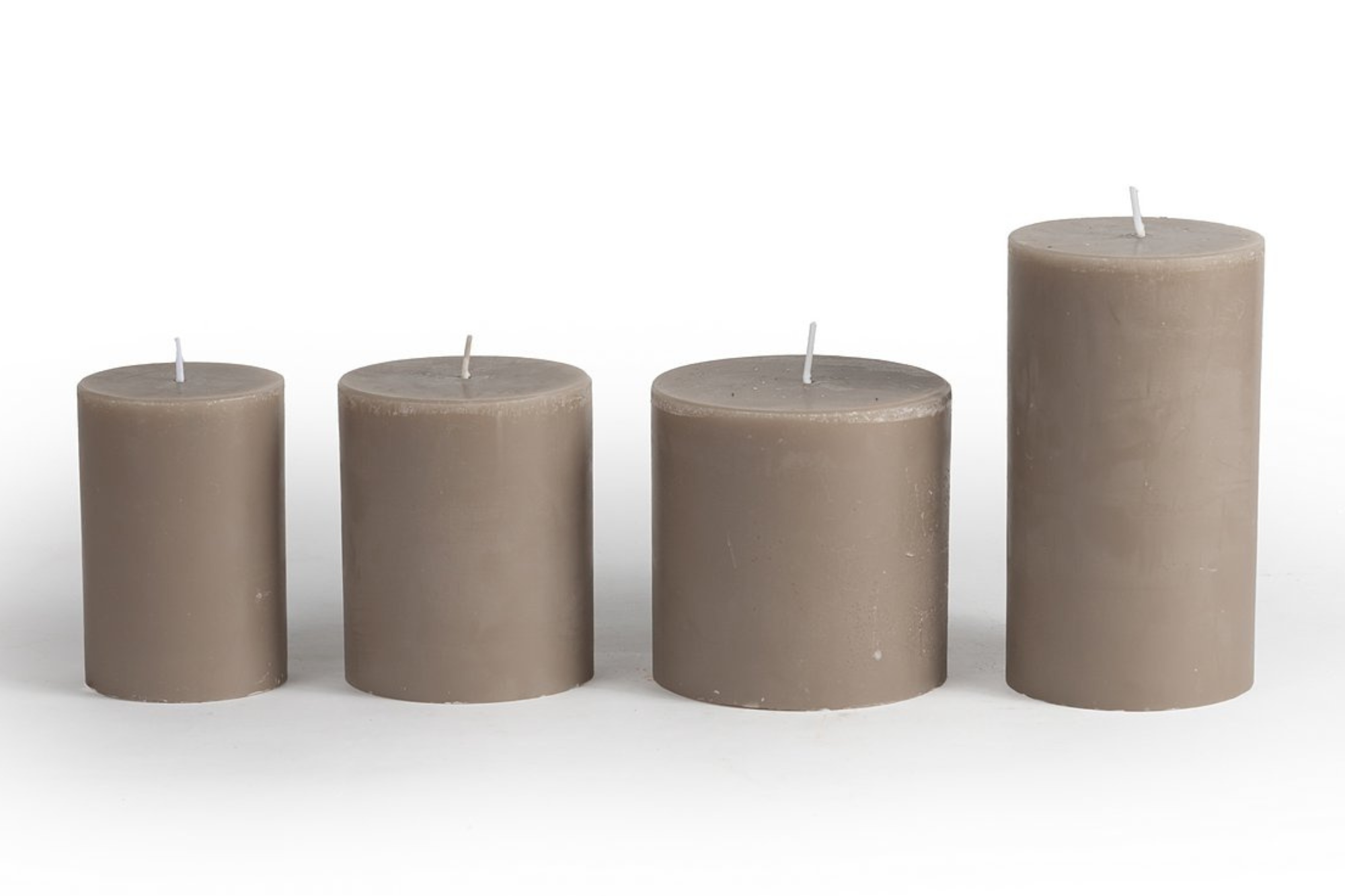 ארבעה נרות גליל ניוד של Fine Lab Home בגדלים שונים מסודרים בטור על רקע לבן, מושלמים לעיצוב הבית.