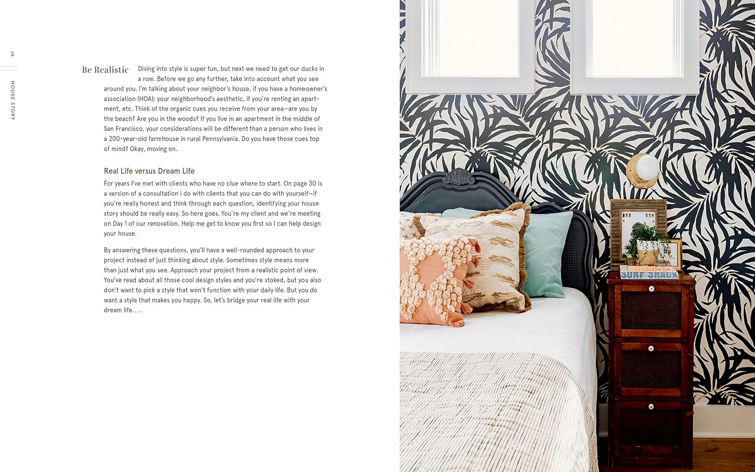 חדר רחצה מודרני עם כיורים כפולים, ארונות כהים, מראות, מגבות מגולגלות, שידה מרכזית, שטיחים אדומים, שרפרף כחול וצמחים – תמונה שנלקחה היישר מתוך סיפור הבית בספר העיצוב של Fine Lab Home.