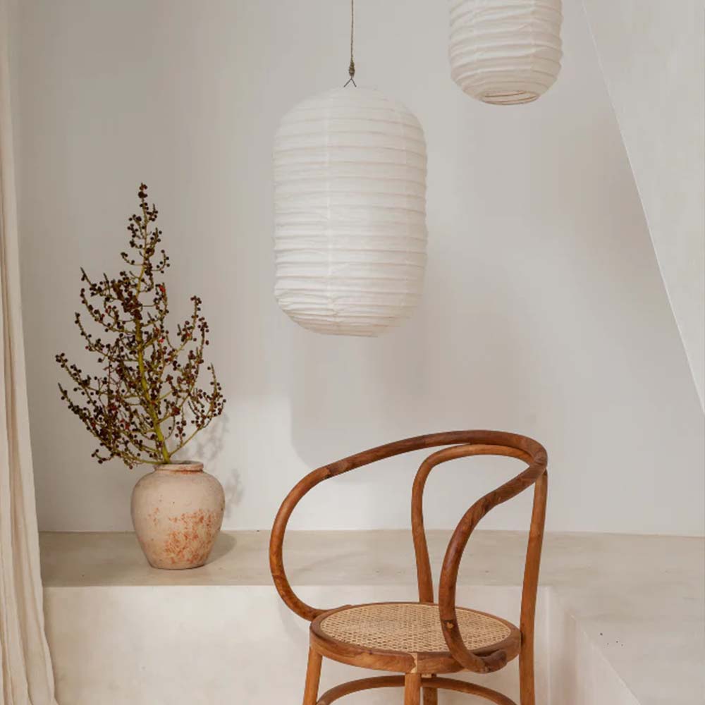 כיסא ואגרטל עם פנסי נייר מעוטרים ב-Fine Lab Home אהיל תאורה פשתן שחור - folie מוסיפים מגע של אלגנטיות בעבודת יד.