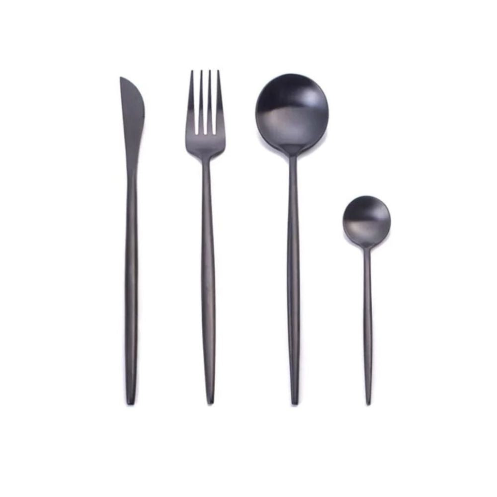 סט סכו"ם 24 חלקים - שחור מט מבית Fine Lab Home, עשוי נירוסטה איכותית. בתמונה: סכין, מזלג, כף וכפית מסודרים בשורה על רקע לבן.