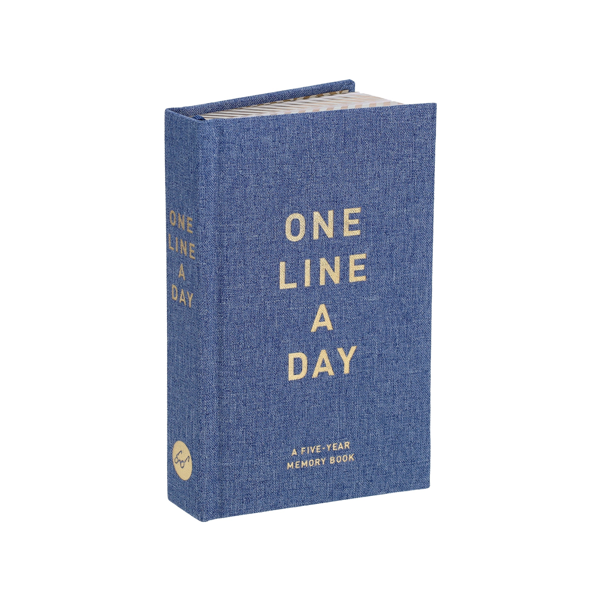 יומן ONE LINE A DAY בכריכה קשה כחולה מבית Fine Lab Home עומד זקוף על רקע לבן — מתנה לחמש שנים או יומן זיכרונות אישי מושלם.